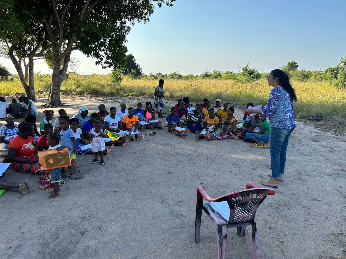 Aula ao ar livre com crianças em Matongolo