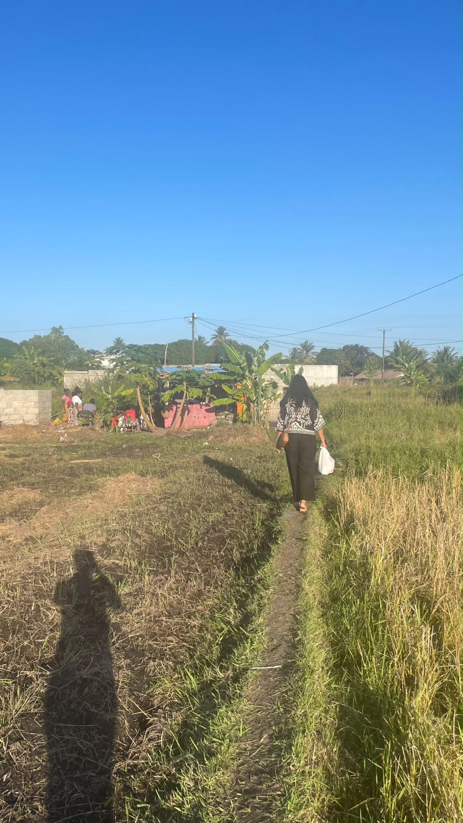 Missionária Ezir caminhando até a casa de Augusta em Matongolo
