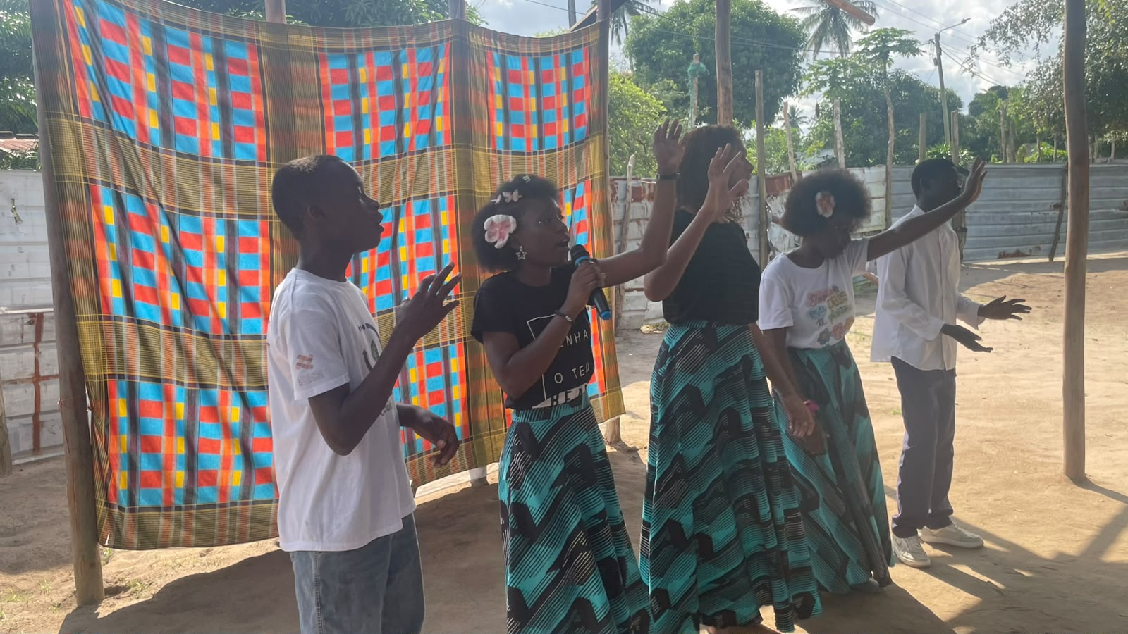 Grupo de jovens cantando junto em Matongolo