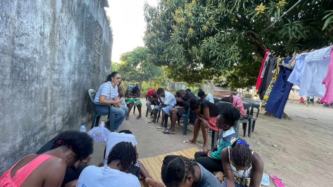Jovens reunidos em oração na casa da Leopoldina