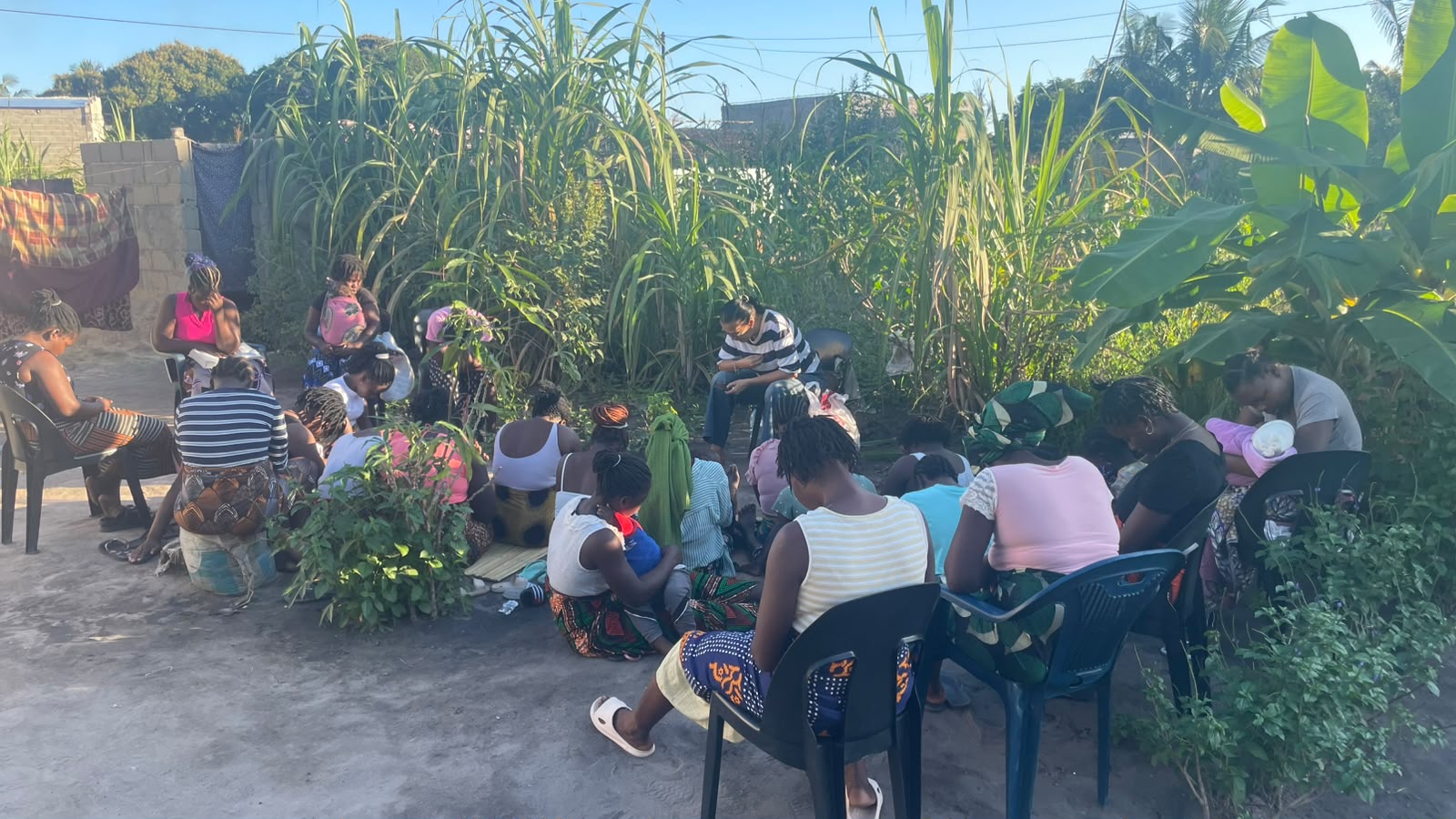 Mulheres reunidas em oração na casa da Ruth