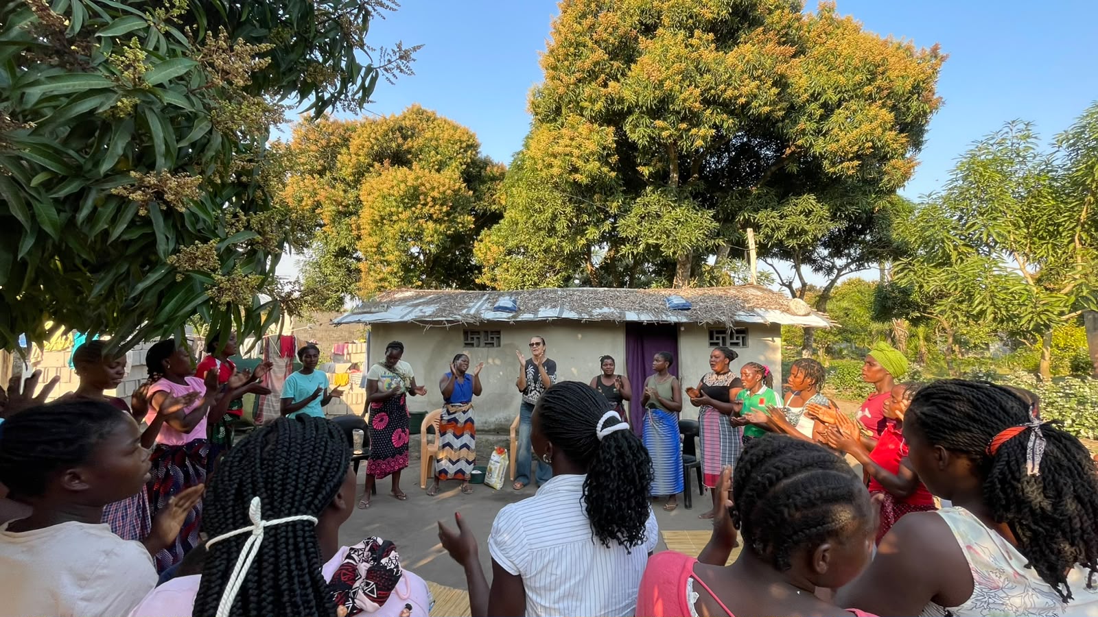 Mulheres reunidas em comunhão na casa da Margarida