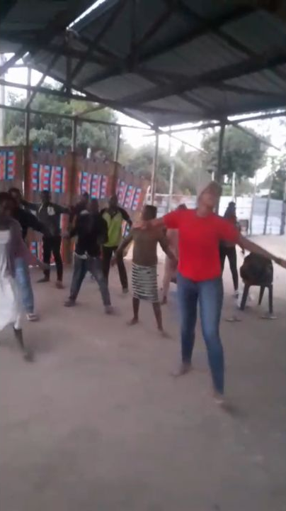 Jovens e adolescentes ensaiando uma coreografia para a conferência