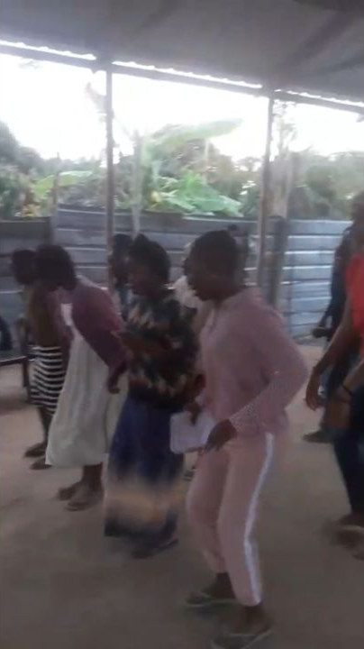 Jovens concentrados durante o ensaio da coreografia