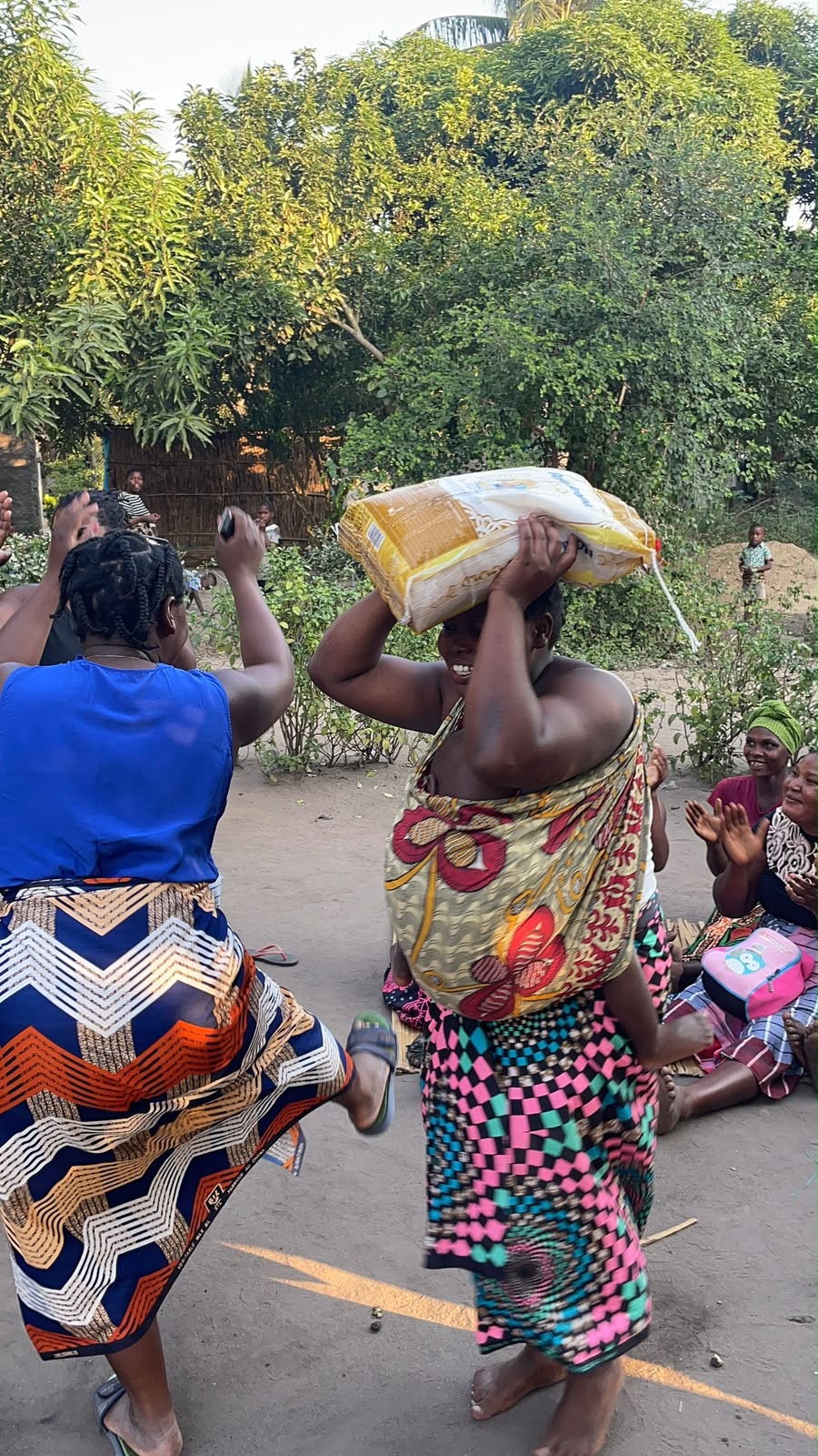 Mulher celebra ao receber o arroz sorteado no encontro