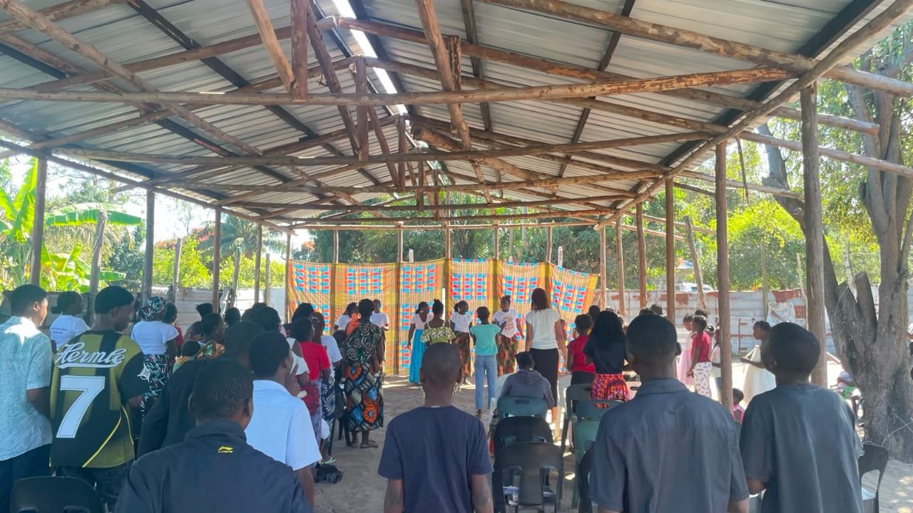 Comunidade reunida em culto na Missão Matongolo