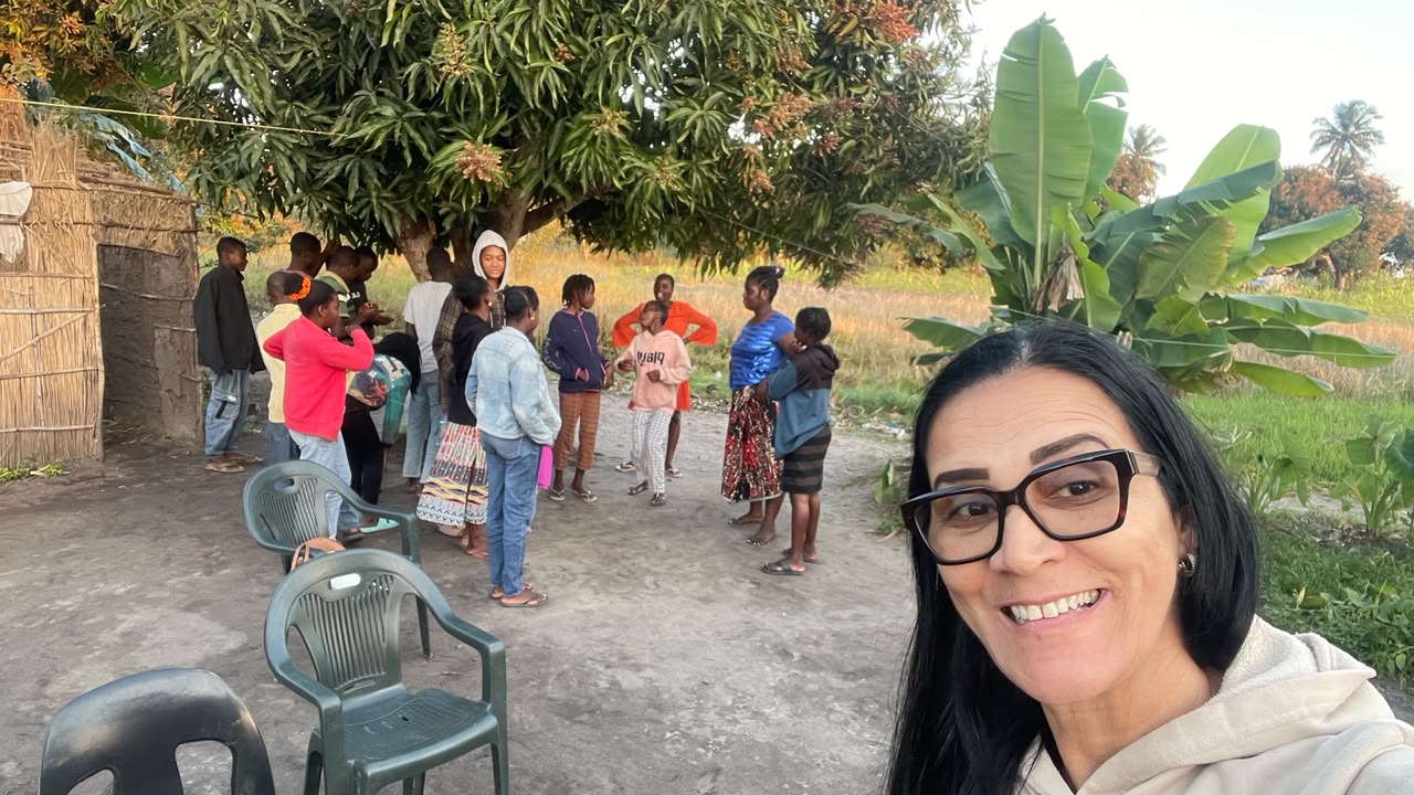 Missionária Ezir com jovens reunidos na casa do Agnaldo