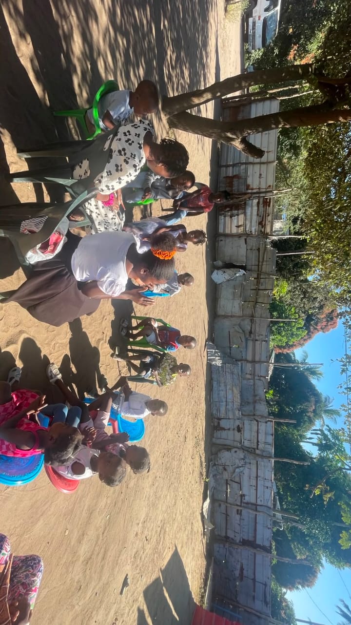 Crianças reunidas em uma classe da Escola Dominical