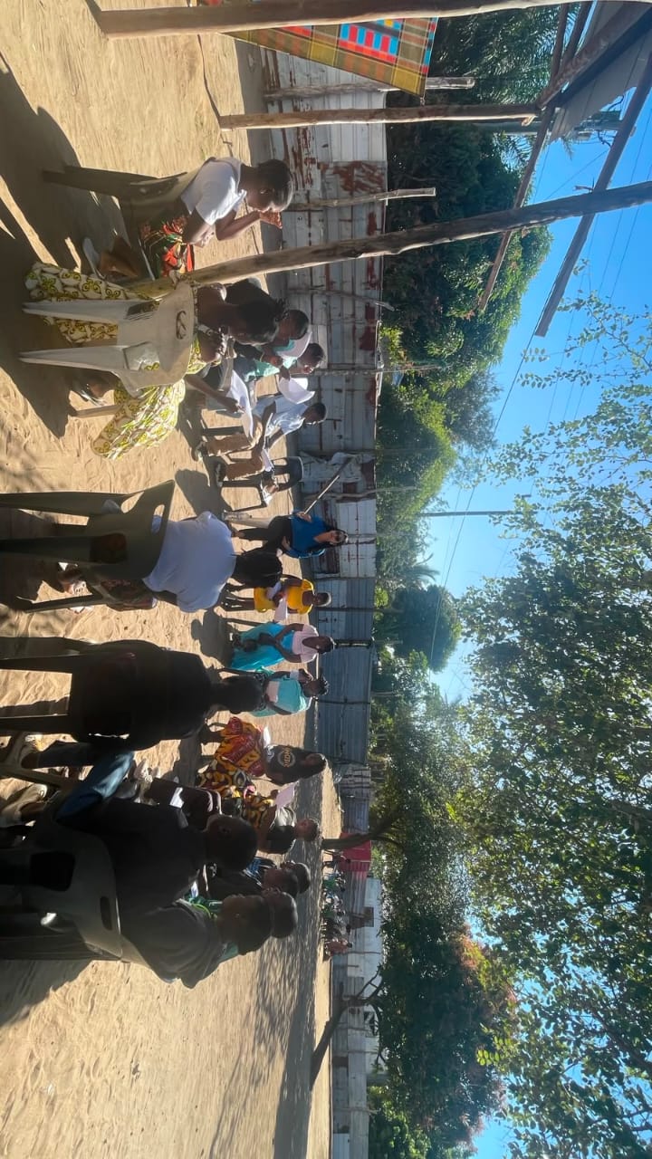 Jovens e adultos reunidos em roda na Escola Dominical
