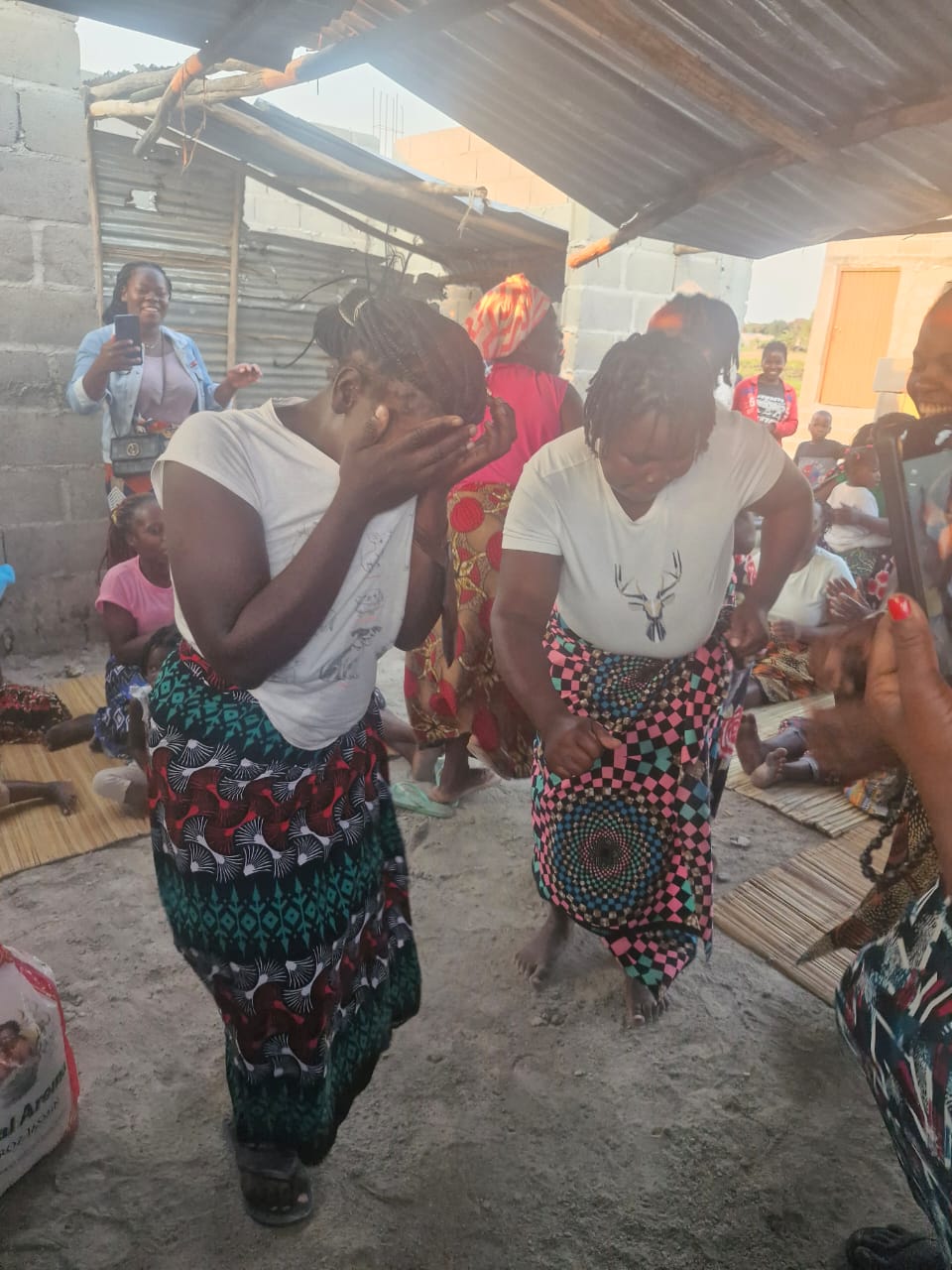 Mulheres emocionadas durante o encontro na casa da Chica