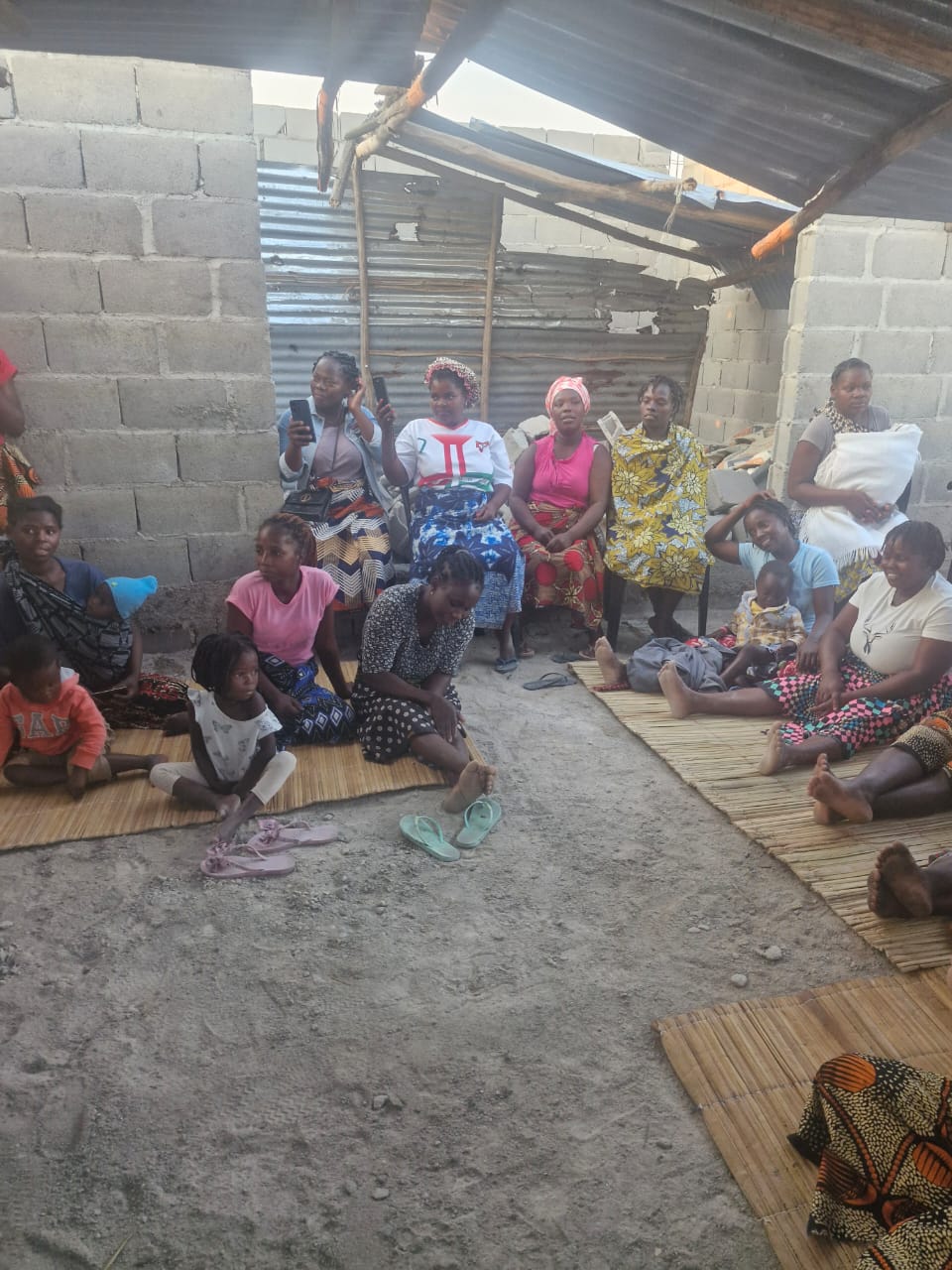 Mulheres reunidas para ouvir a Palavra na casa da Chica