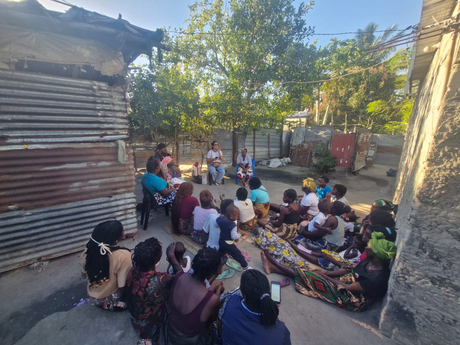 Missionária Ezir compartilhando a Palavra com as mulheres em Matongolo