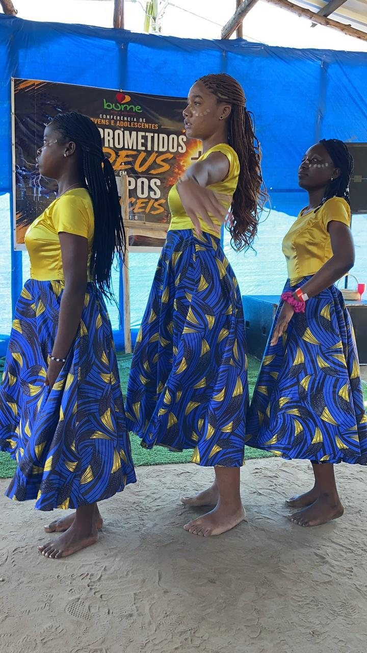 Jovens apresentando uma dança na conferência