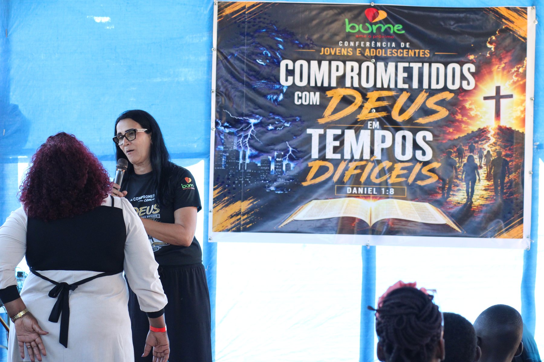 Missionária Ezir diante do tema da conferência