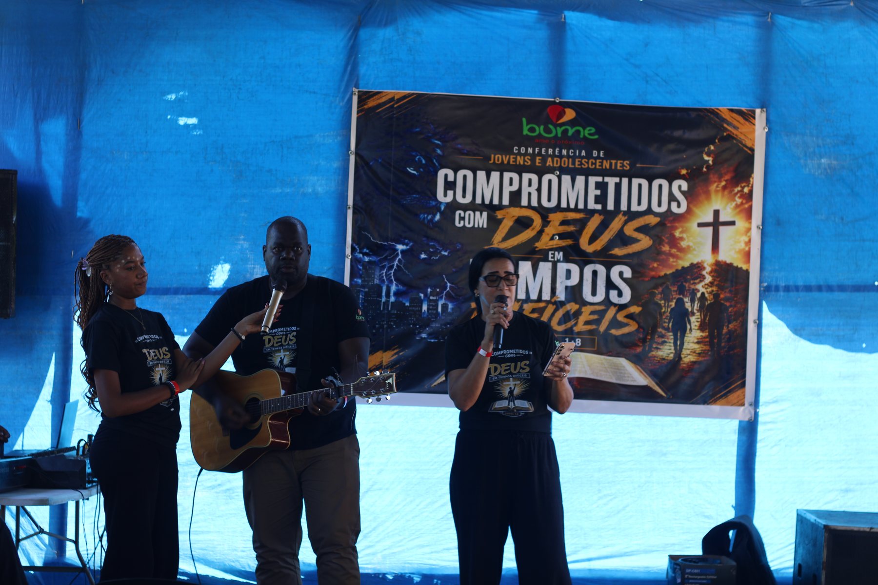Equipe de louvor ministrando durante a conferência