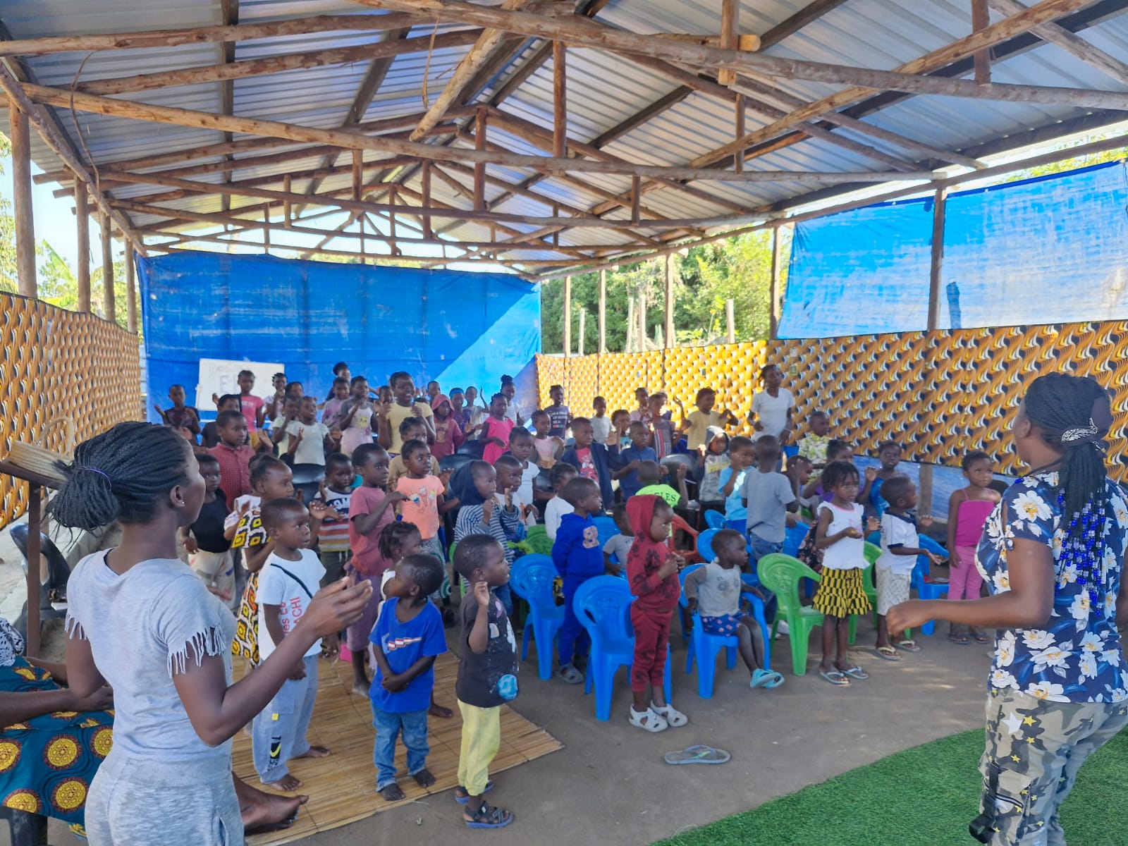 Crianças participando do louvor na EBF