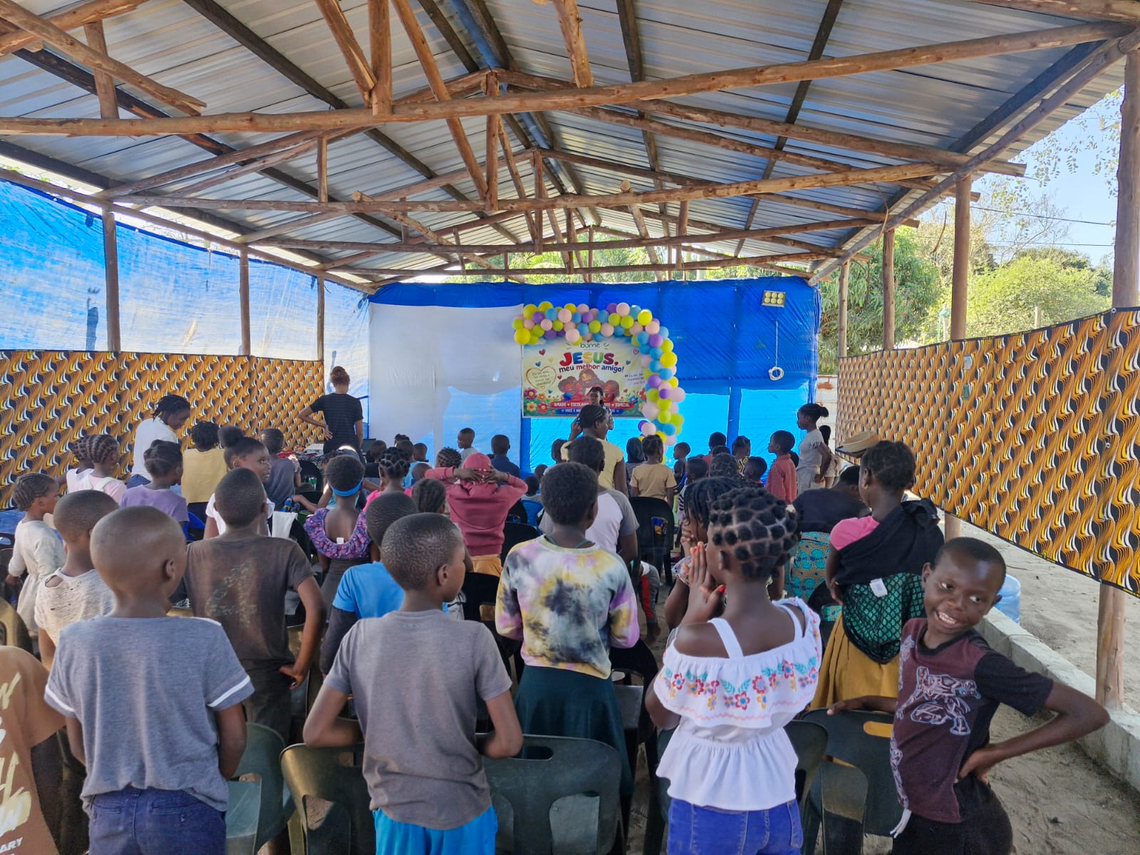 Crianças reunidas durante a EBF em Matongolo