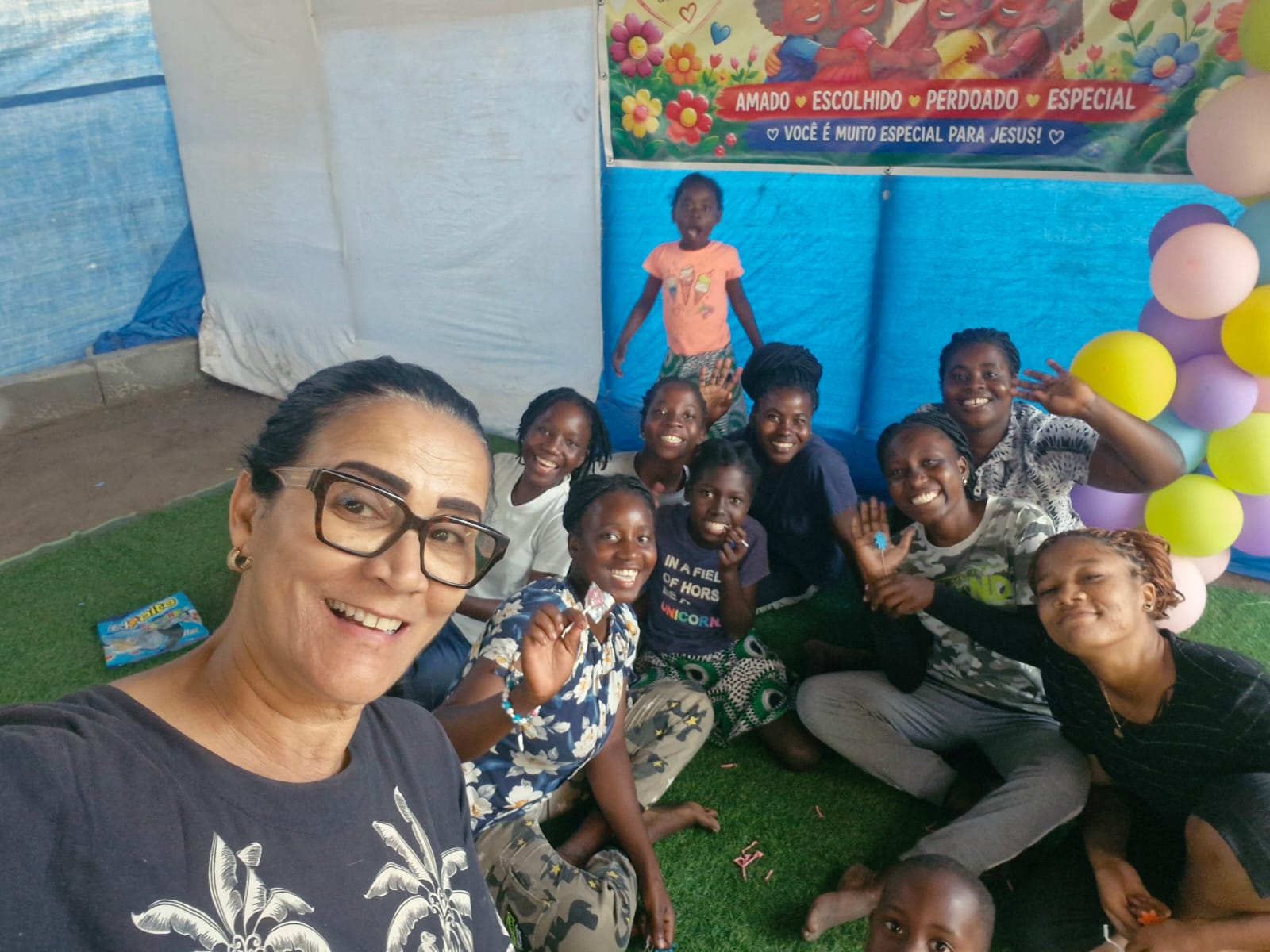 Missionária Ezir com jovens da equipe que ajudam a organizar a EBF