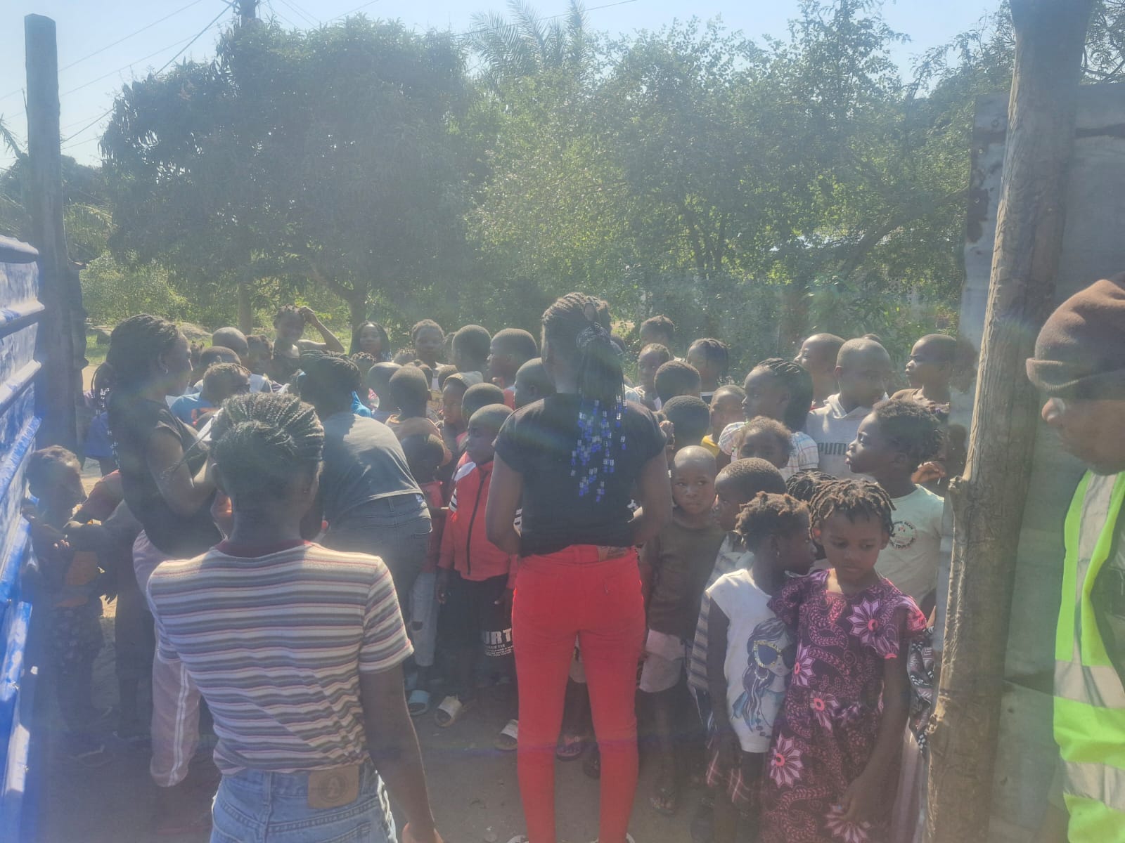 Crianças reunidas ao ar livre no encerramento da EBF