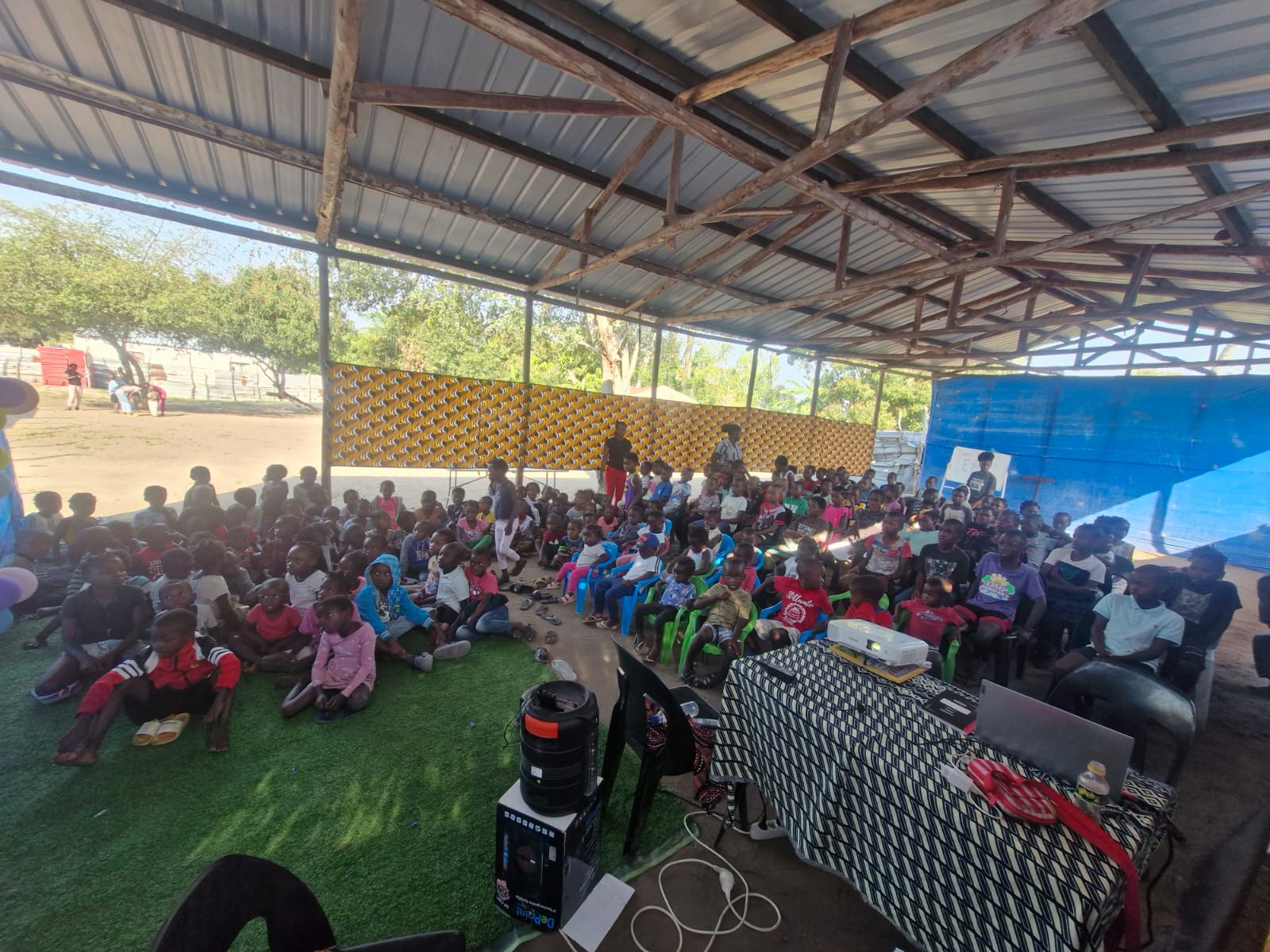 Crianças reunidas no segundo dia da EBF em Matongolo