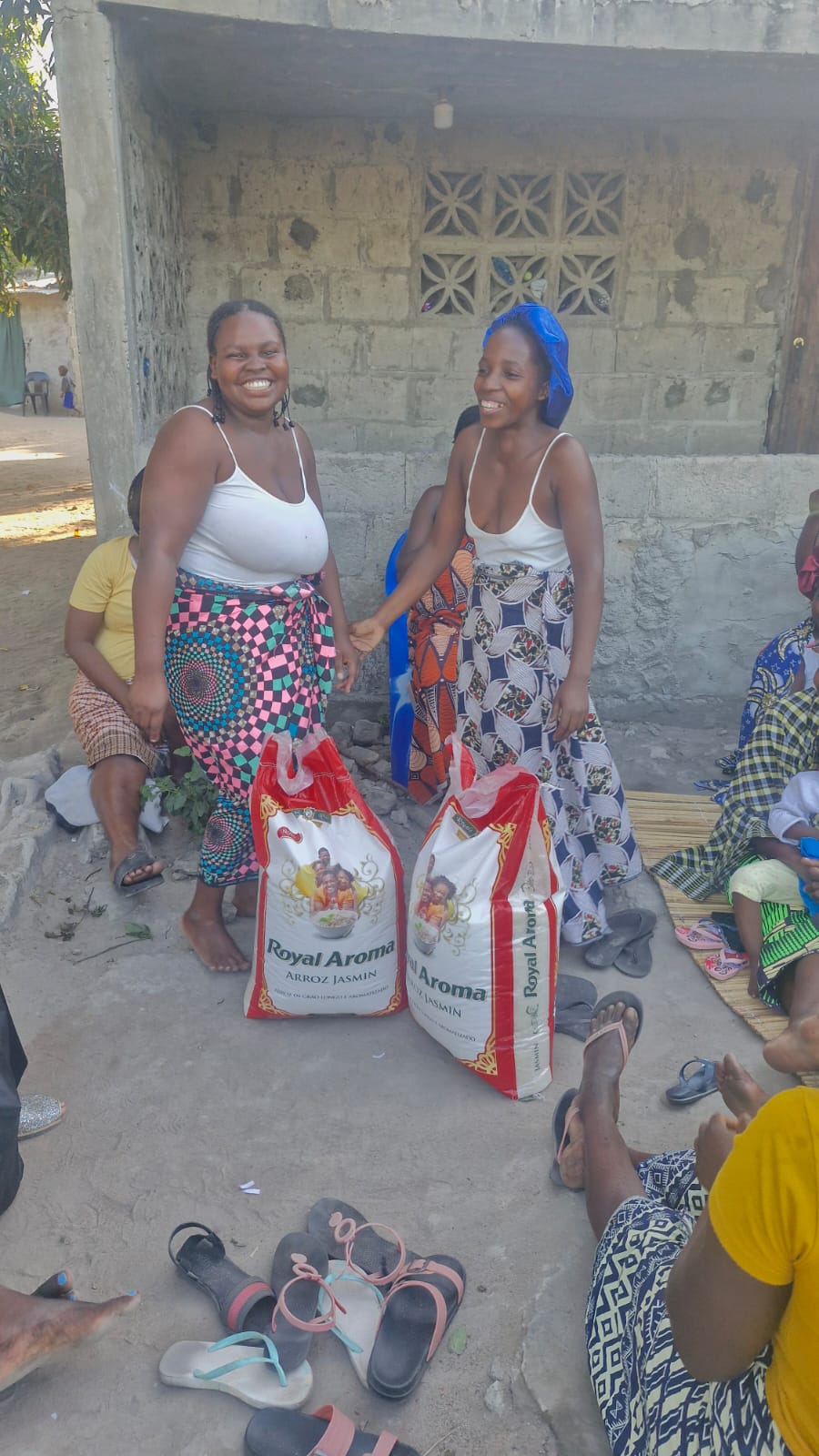Albertina e Margarida sorrindo ao lado dos dois sacos de arroz que ganharam