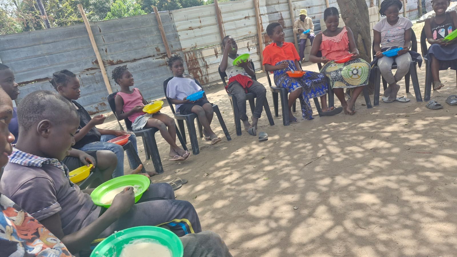 Pré-adolescentes reunidos para o lanche em Matongolo