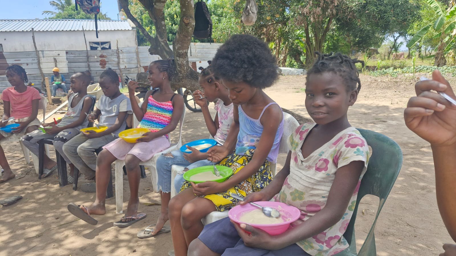 Pré-adolescentes sentados com seus pratos de lanche